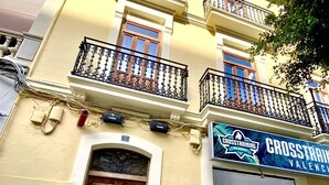 A building with a wooden door and a sign for 'CROSSTRAINING VALENCIA'. - BirdHouse Valencia (Valencia)