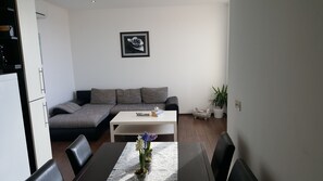 Apartment, 1 King Bed, Non Smoking, Sea View | Living area