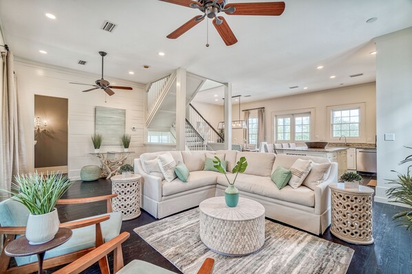 Televisión, reproductor de DVD, libros y videoteca 