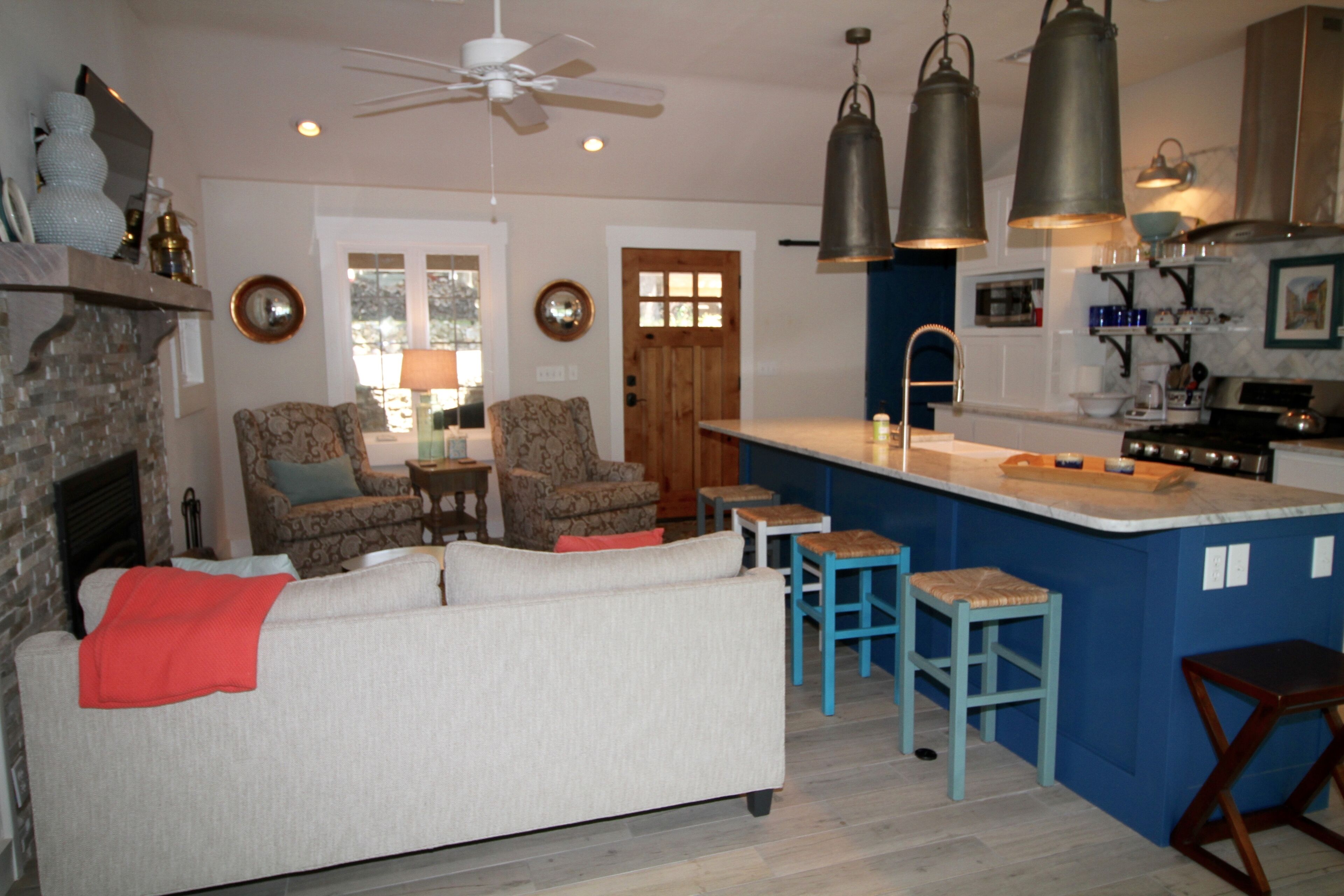 Waterfront beauty with dock and fireplace! Check in Bay! Sleeps up to 10!