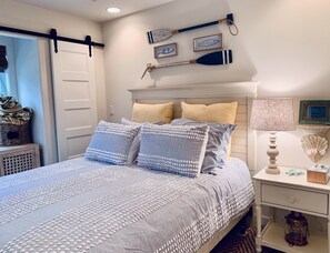 3 bedrooms, iron/ironing board, travel crib, free WiFi - Waterfront beauty with dock and fireplace! Check in Bay! New Hot Tub!! (Afton)