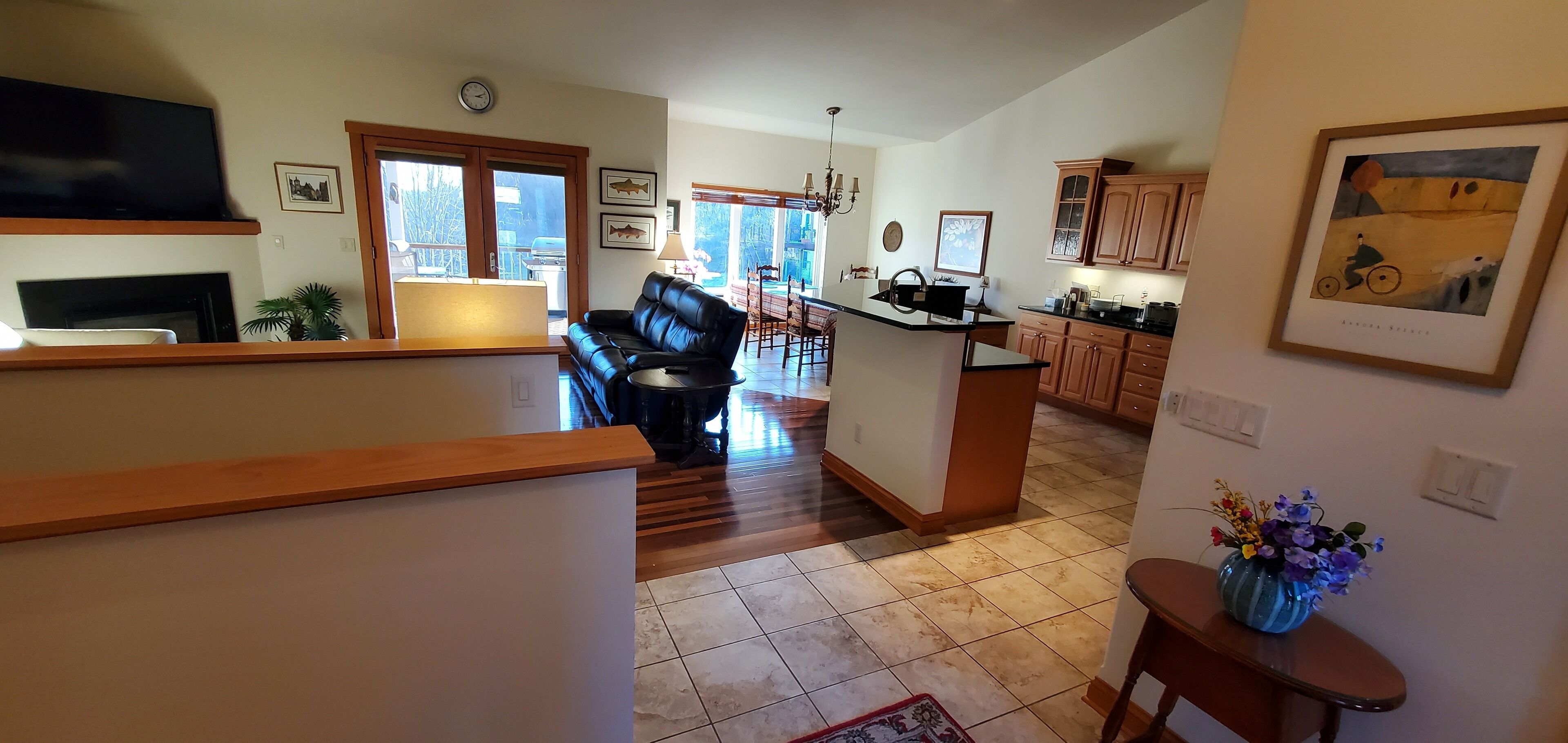 Una Smart TV, una chimenea