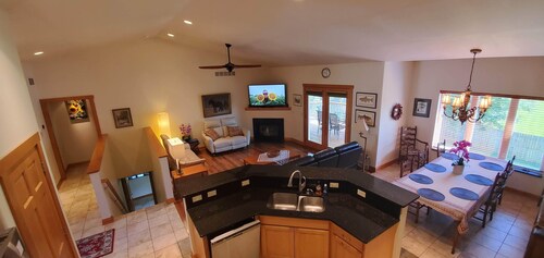 Exceptional Comfort Quiet Clean 4 Bed 3 Bath next to woods - 21 min to Madison