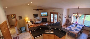 Exceptional Comfort Quiet Clean 4 Bed 3 Bath next to woods - 21 min to Madison