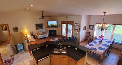 Exceptional Comfort Quiet Clean 4 Bed 3 Bath next to woods - 21 min to Madison