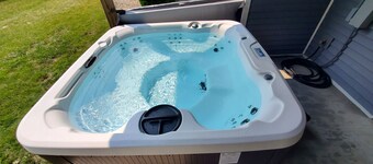Exceptional 4 Bed 3 Bath Hot tub next to woods -Comfortable! - 21 min to Madison