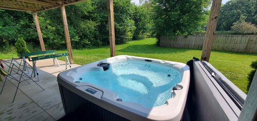 Exceptional 4 Bed 3 Bath Hot tub next to woods -Comfortable! - 21 min to Madison