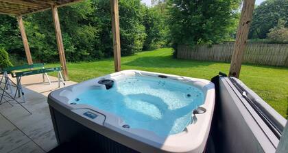 Exceptional 4 Bed 3 Bath Hot tub next to woods -Comfortable! - 21 min to Madison