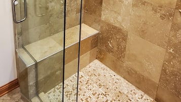 淋浴/盆浴组合、吹风机、毛巾、肥皂