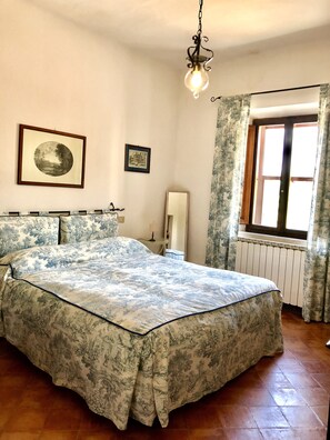 1 habitación, tabla de planchar con plancha, wifi y ropa de cama 
