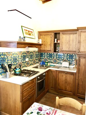 Kühlschrank, Ofen, Geschirrspüler, Wasserkocher mit Kaffee-/Teezubehör