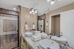 Bañera, secador de pelo, toallas, shampoo