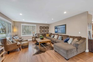 Smart TV, fireplace - Downtown Coeur d'Alene Retreat w/ Pool Table & Fire Pit (Coeur d'Alene)