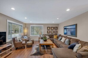 TV, lareira, escritórios