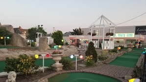 Ein Minigolfplatz mit Kiosk, Verleih und Shop.