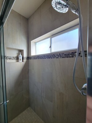 Dusche, Seife, Shampoo, Toilettenpapier