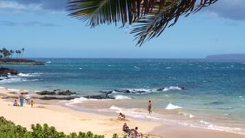 Tæt på stranden, liggestole, badehåndklæder