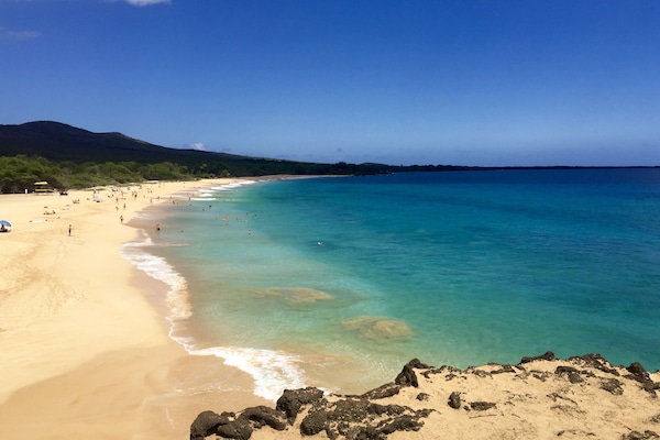Playa en los alrededores, camastros y toallas de playa