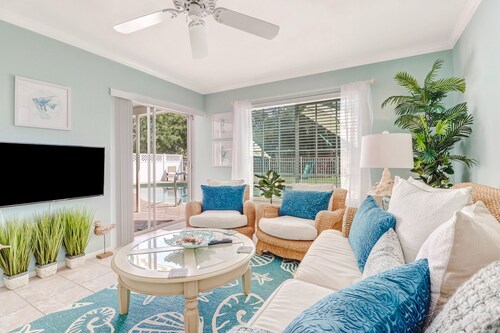 Comfortably-Chic, Pool Home Retreat, Old Naples, Beaches, Shops & Restaurant