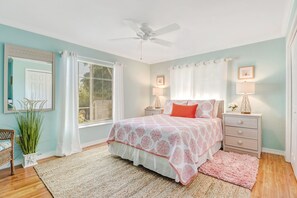 3 bedrooms, desk, soundproofing, iron/ironing board - Comfortably-Chic, Pool Home Retreat, Old Naples, Beaches, Shops & Restaurant (Naples)