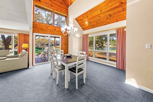 Sand Castle Village Townhome-3BR, Pool, Hot Tub & Resort Access!