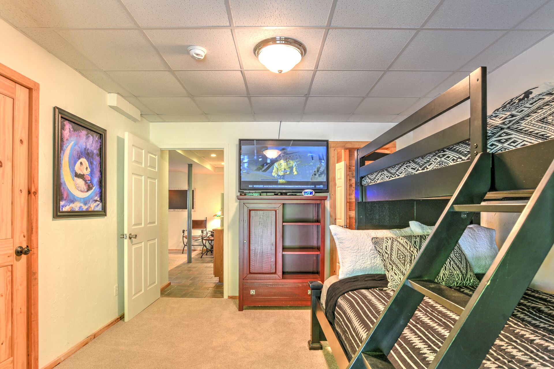 Gorgeous Log Cabin w/Mtn Views*Fenced Yard*Hot Tub*15 Minutes to Downtown AVL!