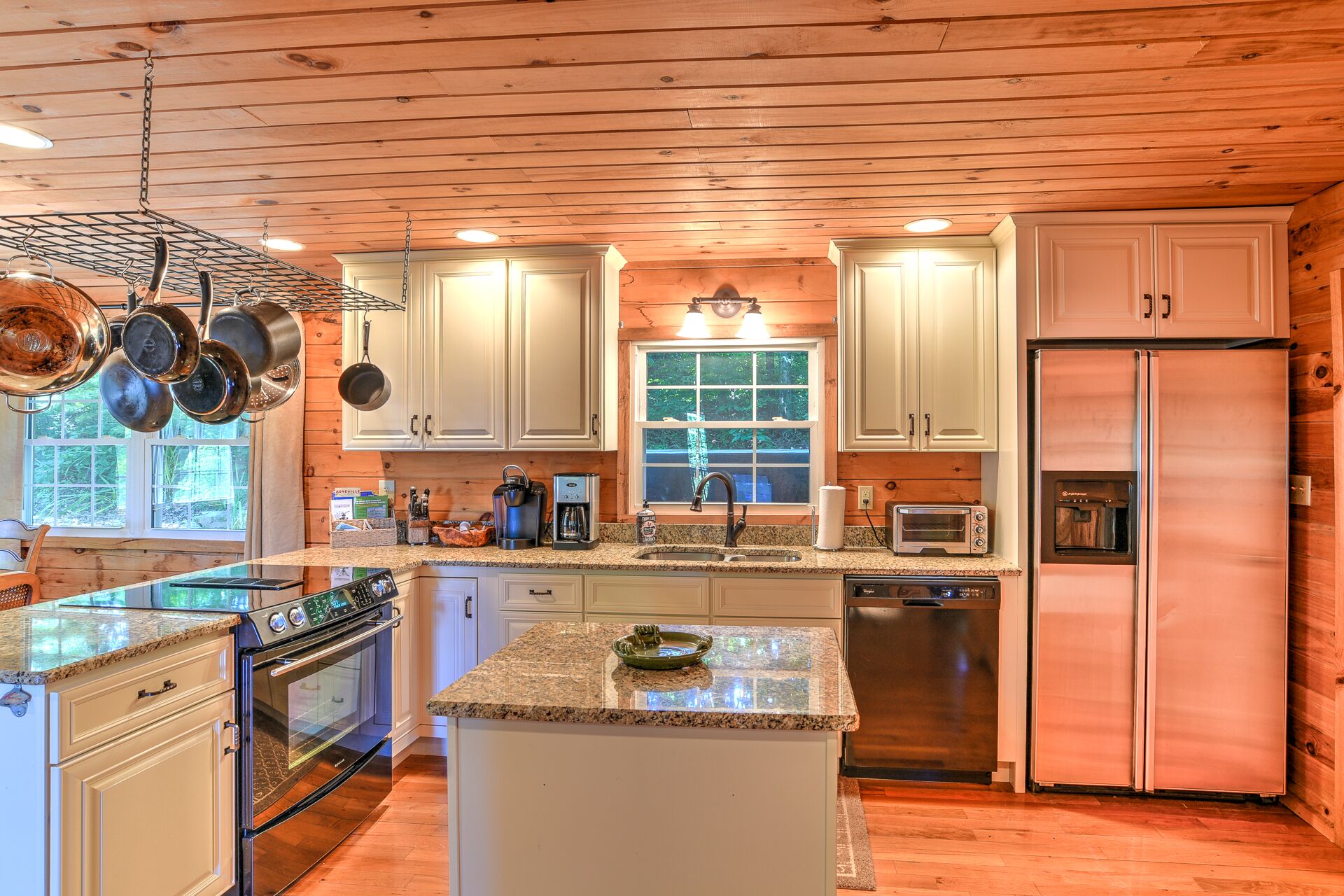 Gorgeous Log Cabin w/Mtn Views*Fenced Yard*Hot Tub*15 Minutes to Downtown AVL!