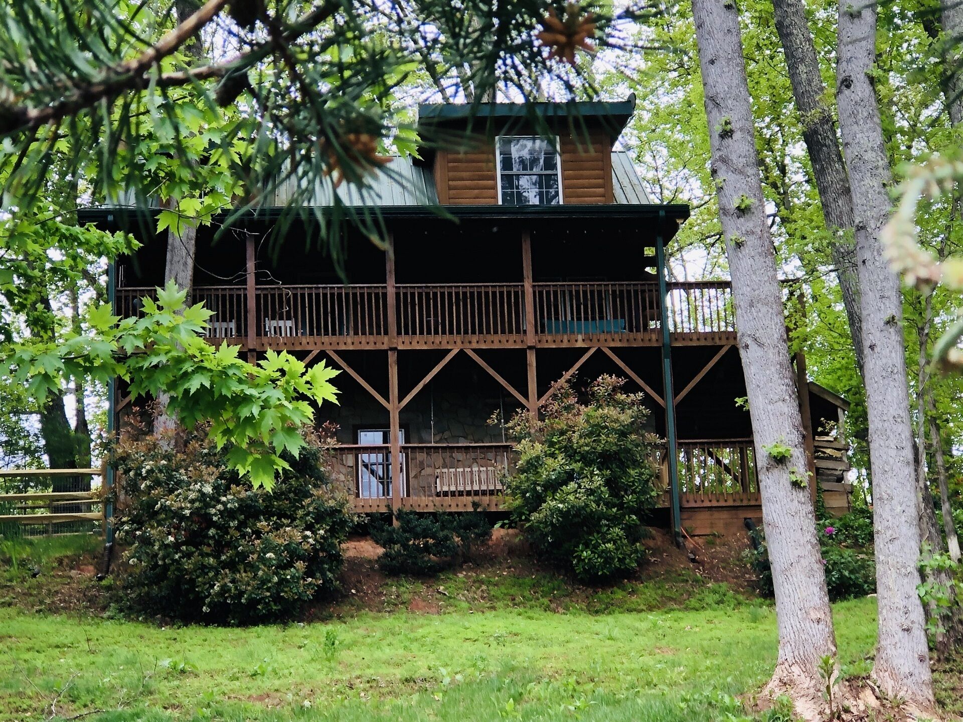 Gorgeous Log Cabin w/Mtn Views*Fenced Yard*Hot Tub*15 Minutes to Downtown AVL!
