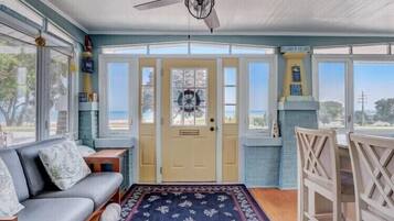 Smart-TV, DVD-Player, Bücher