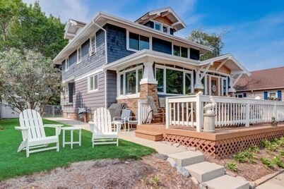 Enjoy Beachfront Living With family! 