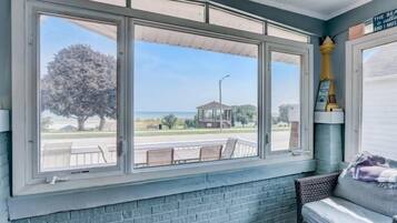 TV connectée, lecteur de DVD, livres