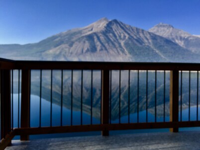 Cabaña frente al lago DENTRO del Parque Nacional Glacier 