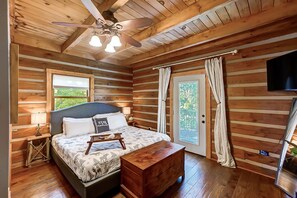 4 bedrooms, iron/ironing board, travel crib, free WiFi - Horse Ranch Log Home w/ Hot Tub & Lake! (Loveland)