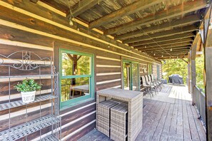 Outdoor dining - Horse Ranch Log Home w/ Hot Tub & Lake! (Loveland)