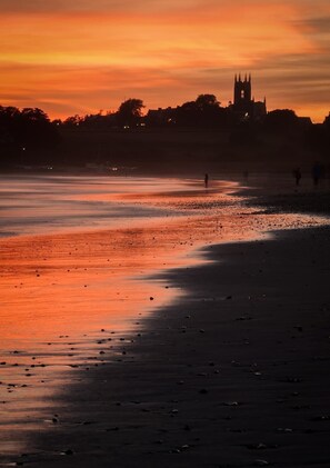 Nära stranden, solstolar och strandhanddukar