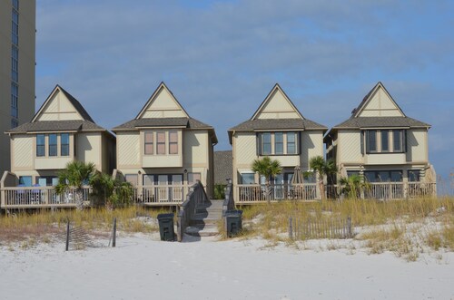 Gulf side Molokai B5-steps to the beach!