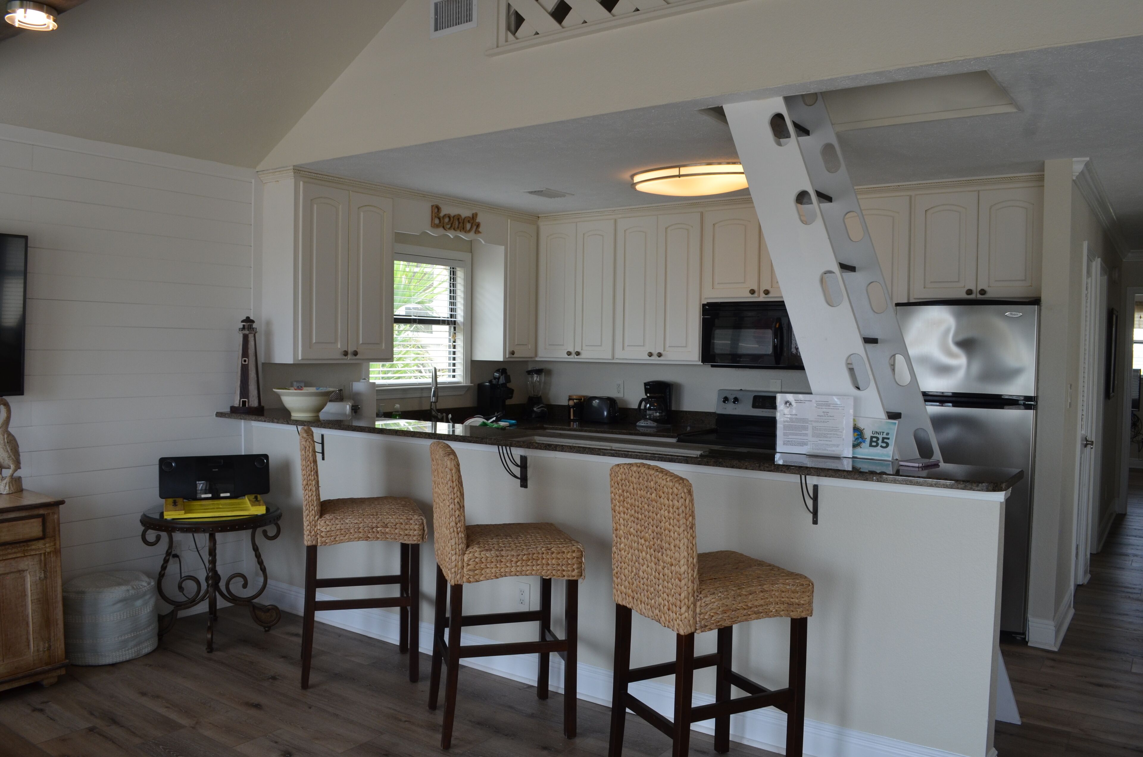 Gulf side Molokai B5-steps to beach! 