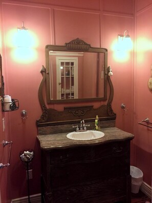Combined shower/bathtub, hair dryer, towels, toilet paper