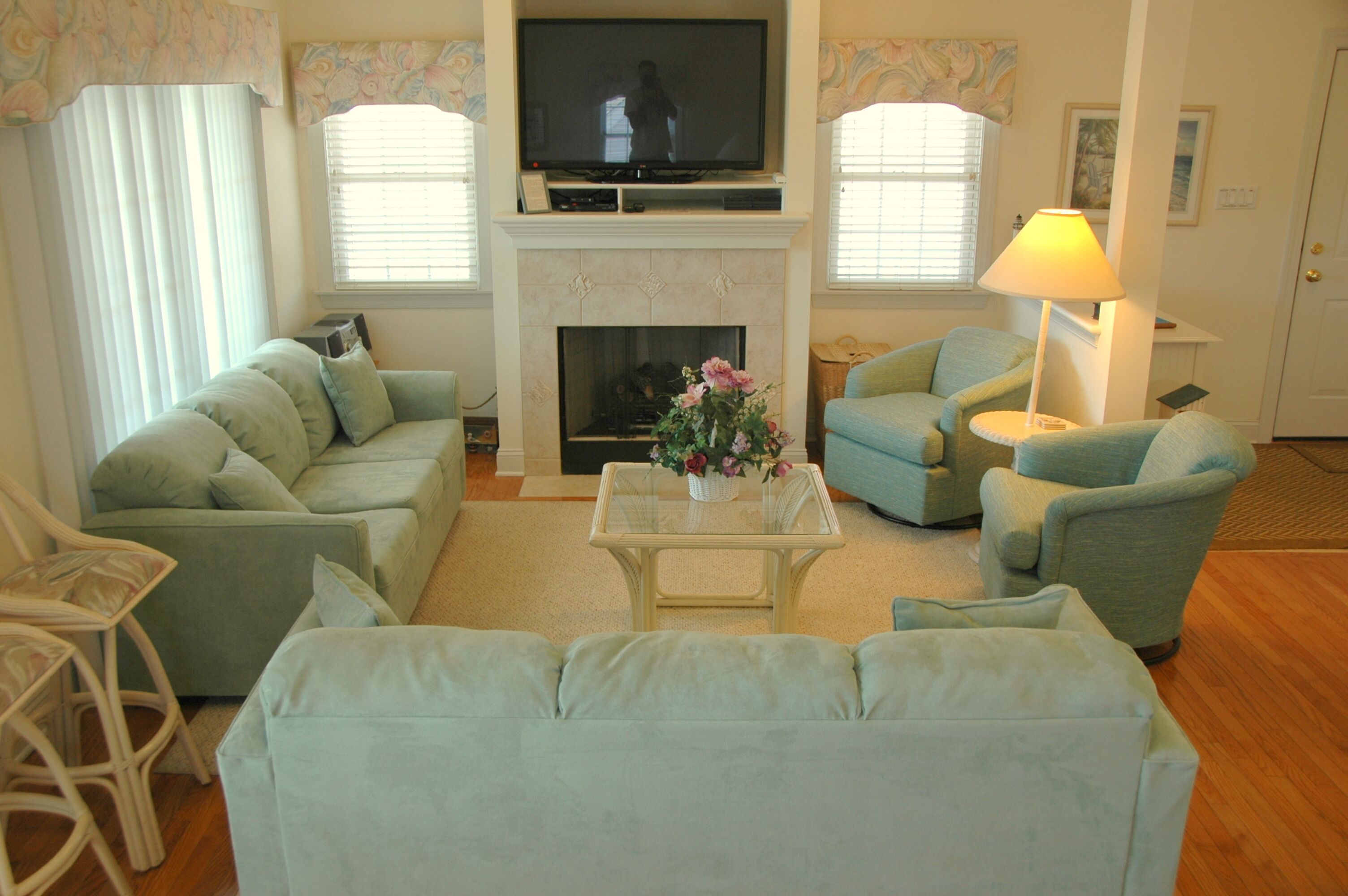 Beautiful, Spacious, 2nd Flr 1.5 blocks to beach-12th & Wesley