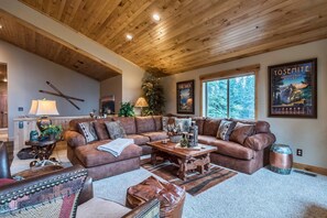 Smart TV, fireplace, DVD player, foosball - 5 Star Luxury Chalet. 2 Master Ensuites, Hot Tub, Pool Table, Gourmet Kitchen (Truckee)