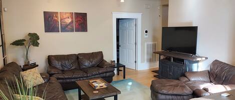 Una Smart TV, una pantalla de ordenador