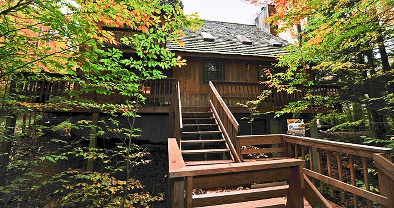 Fabulous Mountainside Escape/Rippling Waters/Walk to Slope/195 Brookside Rd.