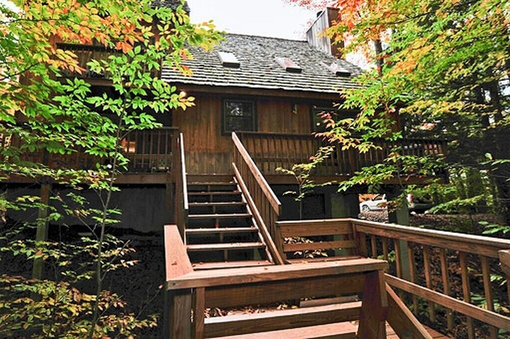 Fabulous Mountainside Escape/Rippling Waters/Walk to Slope/195 Brookside Rd.
