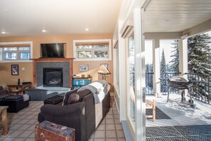 TV, fireplace, books, music library - Silver Star Mountain - 3 Bedroom - Ski Out - Sleeps 6 (North Okanagan C)