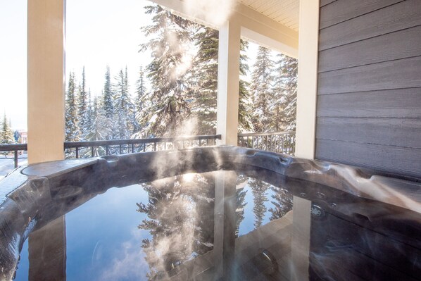 Pool - Silver Star Mountain - 3 Bedroom - Ski Out - Sleeps 6 (North Okanagan C)