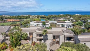 A residential area with modern houses, a pool, and a view of the ocean. - WAILEA JEWEL; NEAR BEACHES; SHOPS/5 STAR HOTELS; CONVENIENT! (Kihei)