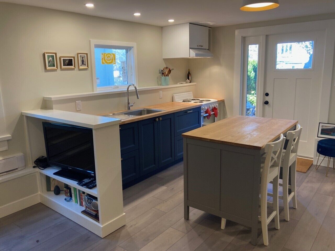 Beautiful 2 bedroom garden suite in Vancouver