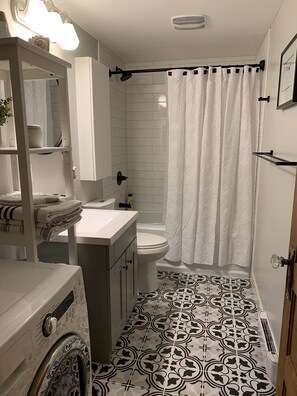 Secadora de cabello, toallas, jabón, shampoo 