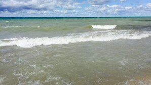 Una playa con olas y cielo despejado.