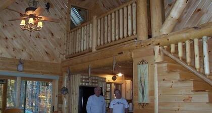 Mousam Lake Lodge sisustettu 3 makuuhuoneen hirsimökki w / hiekkarannalla